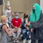 Karol G canta en un hospital a niños con cáncer