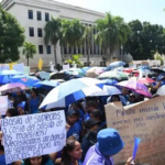Miles se profesores dominicanos exigen en SD un aumento salarial